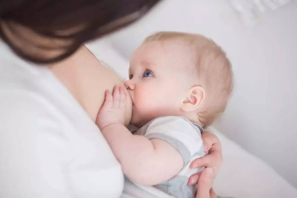 给孩子喂母乳居然变成大小胸了该怎么办？