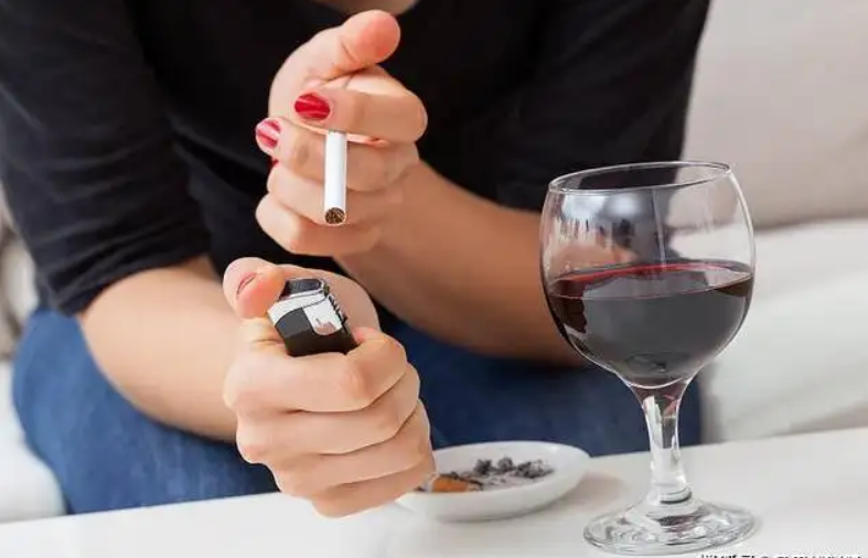女性抽烟喝酒可能会导致不孕不育吗，还有那些你不知道的危害？