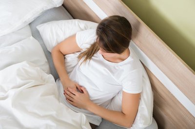 引起子宫内膜厚的原因是什么？